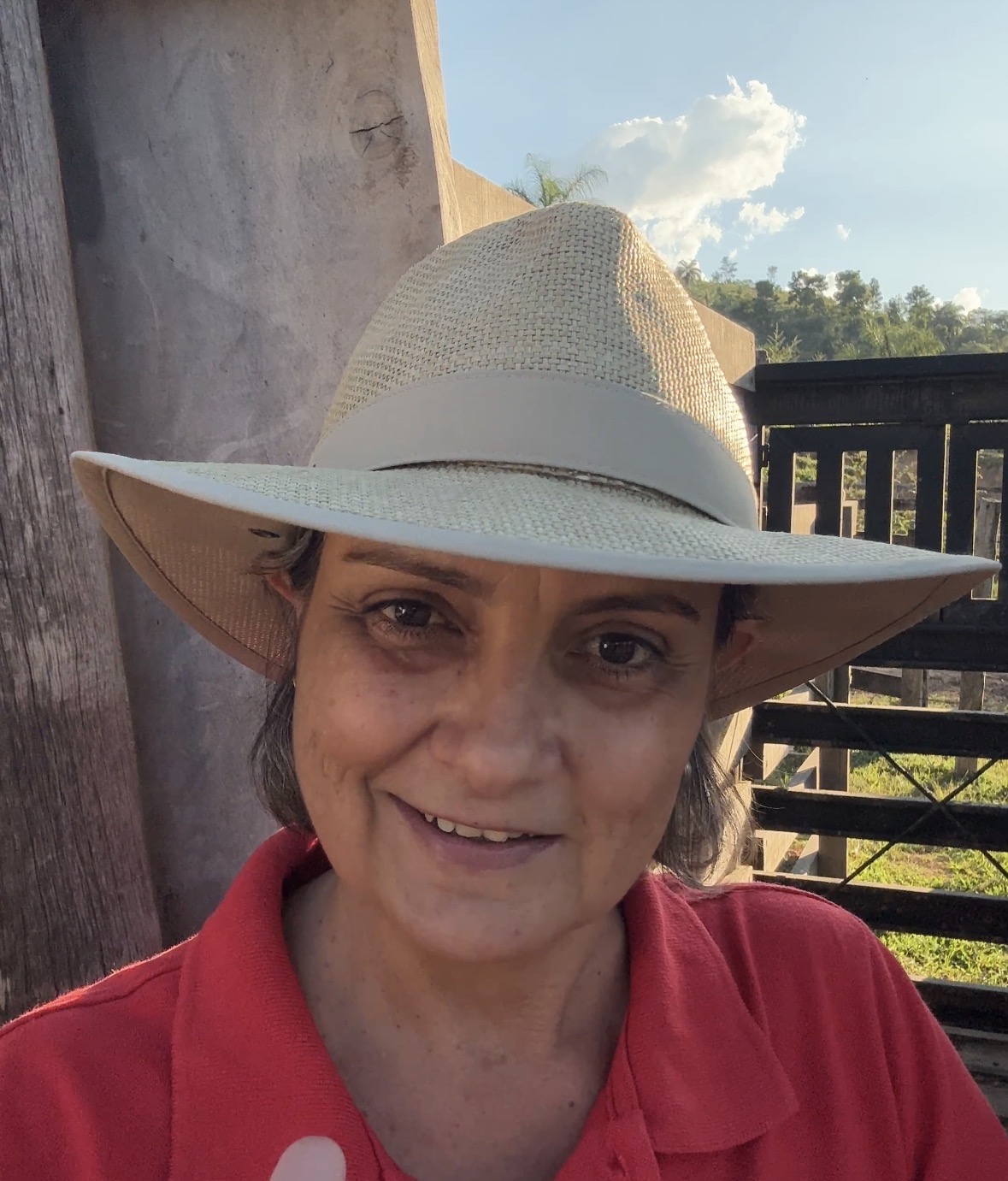 Dra. Fabíola Carla Mendonça, médica veterinária, no curral